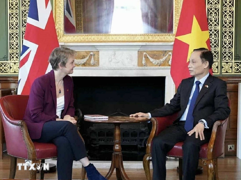 Bộ trưởng Bộ Ngoại giao Lê Hoài Trung gặp Ngoại trưởng Anh Yvette Cooper. (Ảnh: TTVN phát)