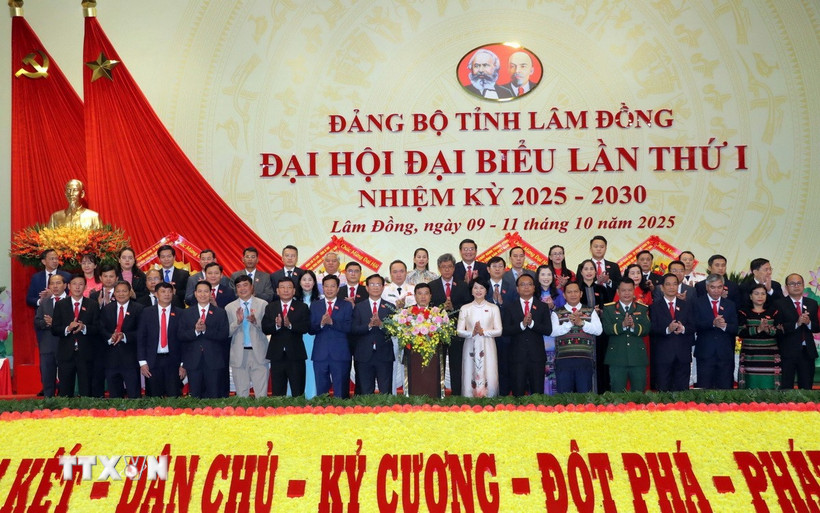 Đoàn đại biểu Đảng bộ tỉnh Lâm Đồng đi dự Đại hội đại biểu toàn quốc lần thứ XIV của Đảng. (Ảnh Chu Quốc Hùng/TTXVN)