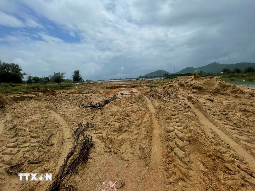 Bãi bồi sông Kôn đoạn qua xã Bình Thành (Tây Sơn) bị cát tặc ngang nhiên khai thác. (Ảnh: Sỹ Thắng/TTXVN)