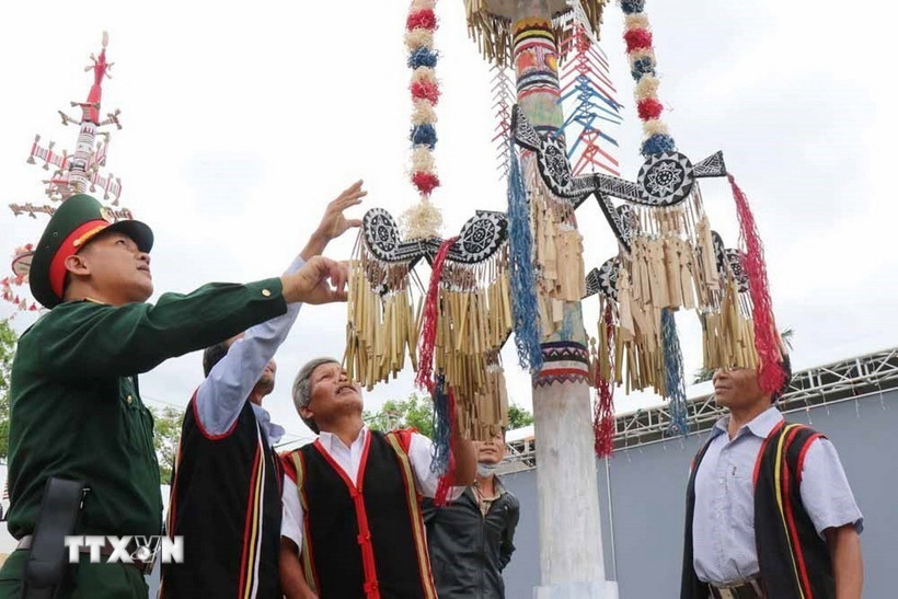 Cây nêu có vai trò quan trọng trong đời sống văn hóa tinh thần đồng bào Co. (Ảnh: Phạm Cường/TTXVN)