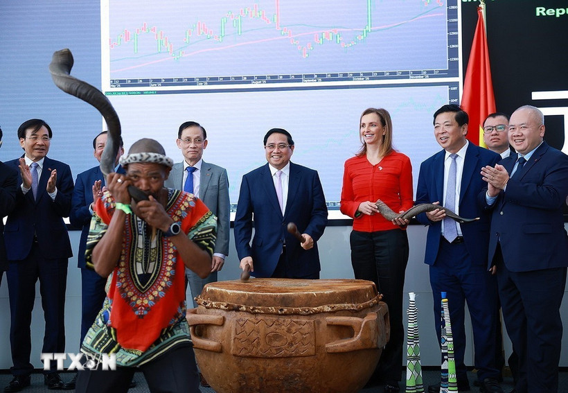 Thủ tướng Phạm Minh Chính và các đại biểu đánh trống khai trương phiên giao dịch tại Thị trường Chứng khoán Johannesburg. (Ảnh: Dương Giang/TTXVN)