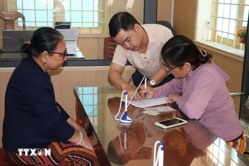 Nhân viên Trung tâm phục vụ hành chính công xã Duy Xuyên, thành phố Đà Nẵng, hướng dẫn người dân thực hiện các yêu cầu về thủ tục hành chính. (Ảnh: Đoàn Hữu Trung/TTXVN)