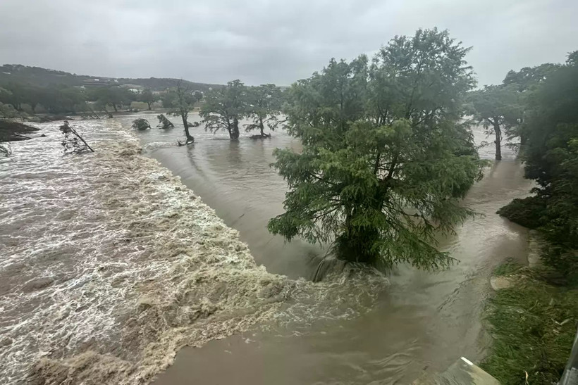 Mưa cực lớn trong vài giờ đêm 3/7 đã khiến mực nước sông Guadalupe tại khu vực thành phố Kerrville dâng cao. (Nguồn: TPR Today)