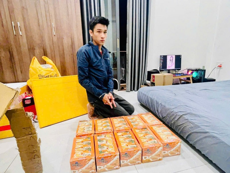 Đối tượng vận chuyển ma túy bằng hình thức đóng gói ma túy cần sa trong các thùng bánh kẹo. (Ảnh: Công an cung cấp)