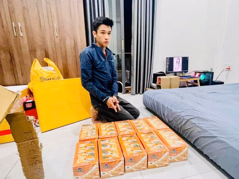 Đối tượng vận chuyển ma túy bằng hình thức đóng gói ma túy cần sa trong các thùng bánh kẹo. (Ảnh: Công an cung cấp)