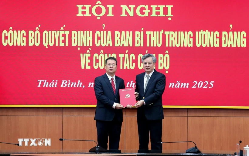 Phó Trưởng Ban Tổ chức Trung ương Nguyễn Quang Dương trao Quyết định cho ông Nguyễn Mạnh Hùng. (Ảnh: Thế Duyệt/TTXVN)