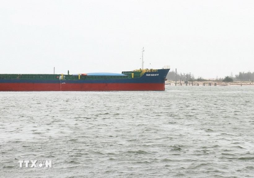 Tàu tải trọng lớn di chuyển khó khăn do luồng hàng hải Cửa Việt, thị trấn Cửa Việt (Gio Linh, Quảng Trị) bị bồi lấp. (Ảnh: Nguyên Lý/TTXVN)