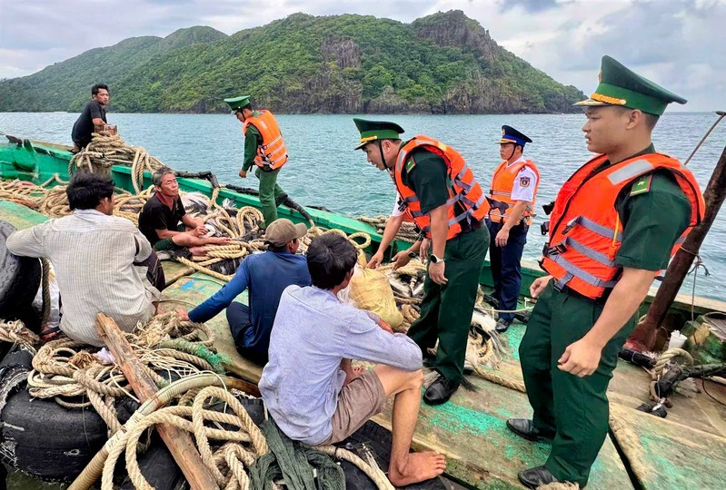 Lực lượng Đồn Biên phòng Côn Đảo, Ban Chỉ huy Bộ đội Biên phòng Thành phố Hồ Chí Minh phối hợp với Hải đội 33, Bộ Tư lệnh Vùng Cảnh sát biển 3 tiếp nhận 5 ngư dân trên tàu cá LA 99034 TS bị nạn trên biển Đặc khu Côn Đảo vào bờ an toàn. (Nguồn: Báo Quân khu 7)