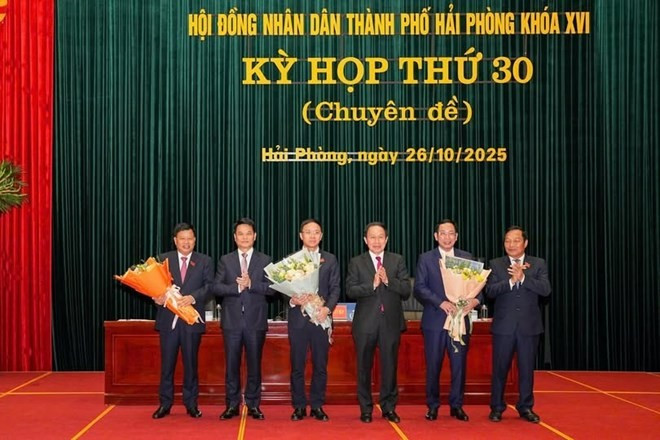 Lãnh đạo thành phố Hải Phòng chúc mừng các ông Vũ Tiến Phụng (ngoài cùng bên trái) và ông Lê Trung Kiên (thứ 2 từ phải qua). (Nguồn: Báo Chính phủ)