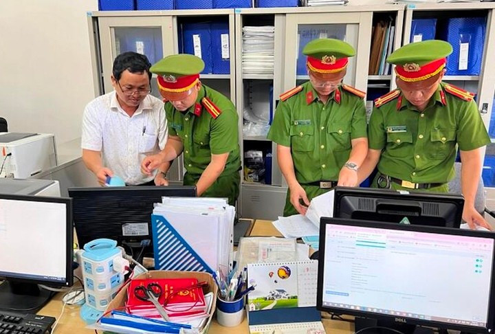 Công an khám xét tại Chi cục Thủy sản thành phố Huế. (Ảnh: Công an cung cấp)