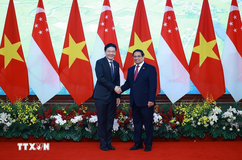 Thủ tướng Phạm Minh Chính và Thủ tướng Singapore Lawrence Wong chụp ảnh chung trước hội đàm. (Ảnh: Dương Giang/TTXVN)