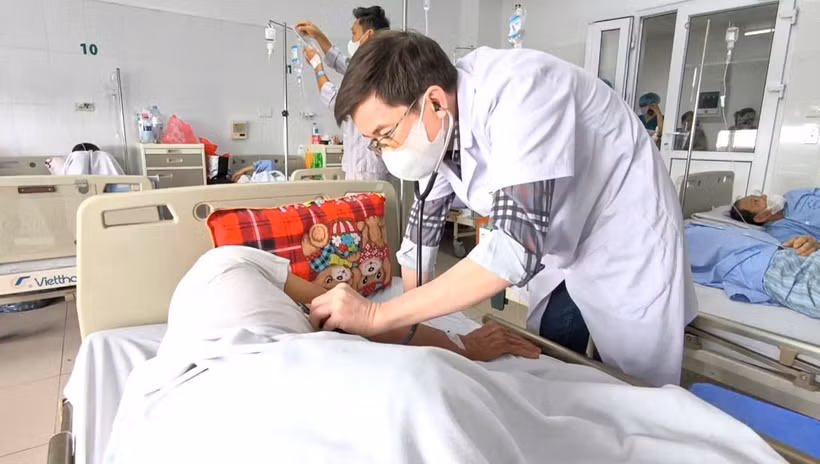 Điều trị cho bệnh nhân mắc liên cầu khuẩn lợn tại Bệnh viện Bệnh Nhiệt đới Trung ương. (Nguồn: Bệnh viện Bệnh Nhiệt đới Trung ương)