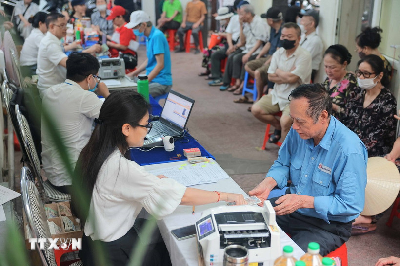 Điểm chi trả lương hưu, trợ cấp bảo hiểm xã hội phường Bạch Đằng (quận Hai Bà Trưng, Hà Nội). (Ảnh: Hoàng Hiếu/TTXVN)