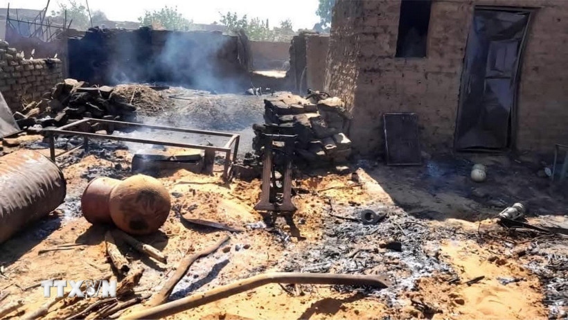 Ngôi nhà bị hư hại sau vụ tấn công bằng pháo kích tại El Fasher, bang Bắc Darfur, Sudan ngày 11/12/2024. Ảnh: THX/TTXVN
