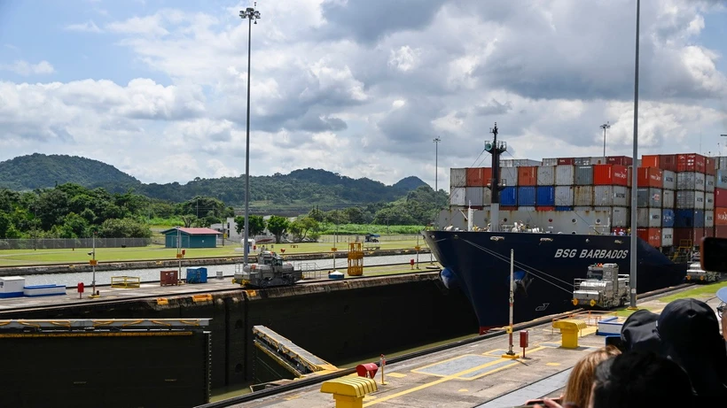 Con t&agrave;u di chuyển qua K&ecirc;nh đ&agrave;o Panama ở Panama City, Panama. (Ảnh: THX/TTXVN)