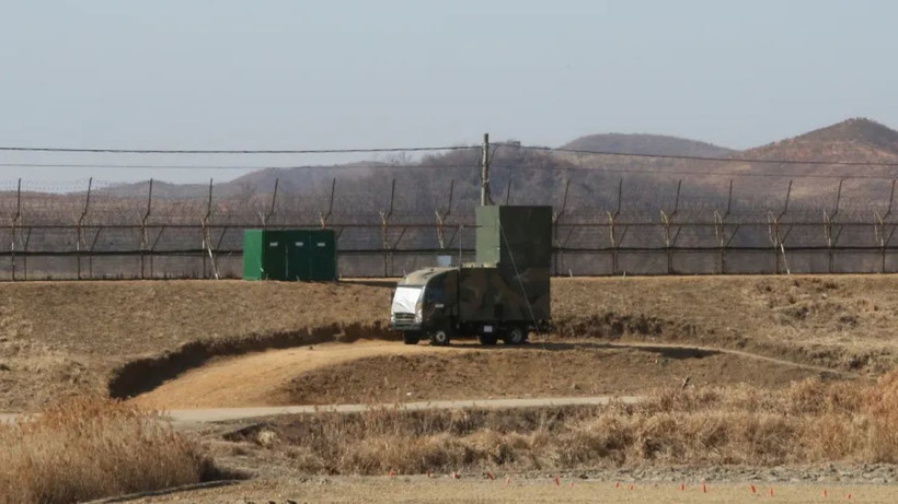 Một chiếc xe quân sự của Hàn Quốc có gắn loa phóng thanh trước hàng rào thép gai ở Paju, gần biên giới với Triều Tiên. (Nguồn: AP)