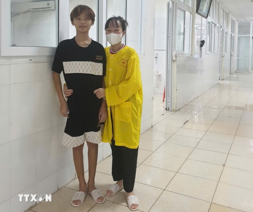 Bệnh nhân được ra viện sau hơn 40 ngày, tiếp tục phác đồ điều trị ngoại trú và tái khám theo lịch hẹn. (Ảnh: TTXVN phát)