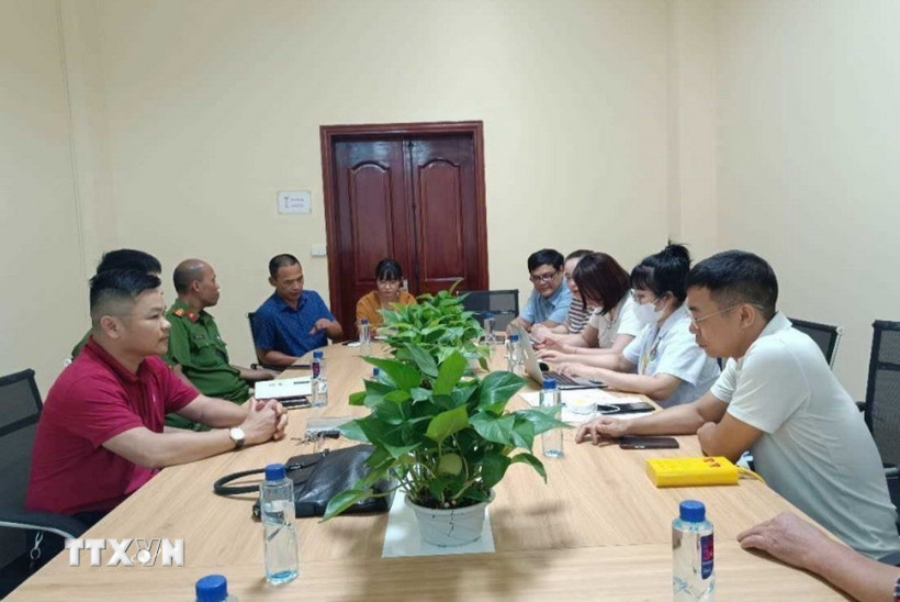 Đoàn liên ngành làm việc với Công ty TNHH Tian Jian Việt Nam xác minh thông tin công nhân nghi ngộ độc thực phẩm. (Ảnh: TTXVN phát)