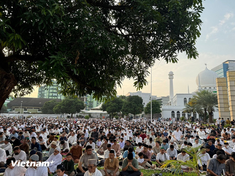 Các tín đồ tại buổi lễ cầu nguyện ngoài trời ở Thánh đường Hồi giáo Al-Azhar, Indonesia. (Ảnh: Đỗ Quyên/Vietnam+)