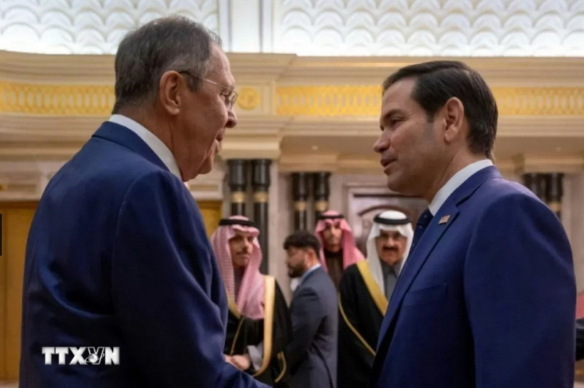 Ngoại trưởng Mỹ Marco Rubio (phải) và Ngoại trưởng Nga Sergei Lavrov tại cuộc gặp ở Riyadh, Saudi Arabia. (Ảnh: IBTimes/TTXVN)