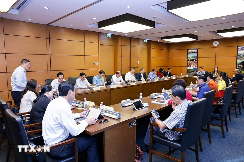 Đoàn đại biểu Quốc hội tỉnh Sơn La và tỉnh Vĩnh Long thảo luận ở tổ. (Ảnh: Doãn Tấn/TTXVN)