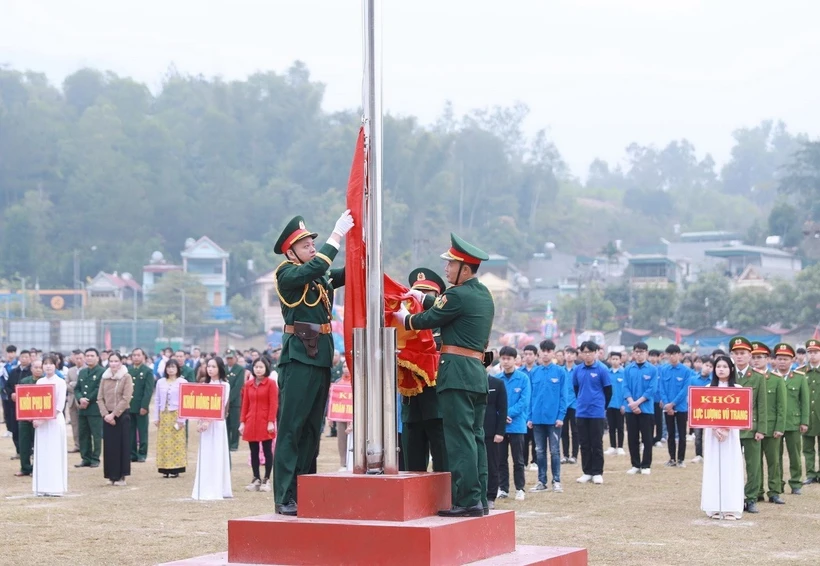 Nghi thức chào cờ chào năm mới tại huyện Than Uyên. (Ảnh: Quý Trung/TXVN)