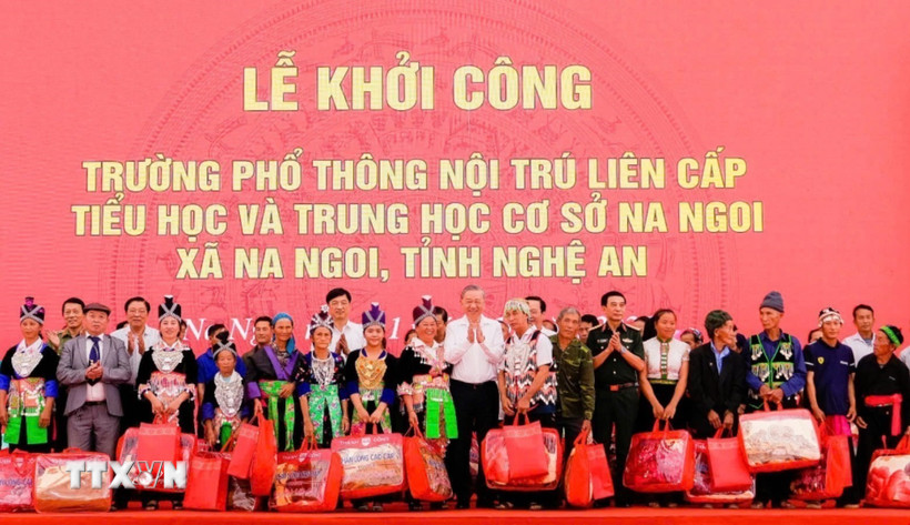 Tổng Bí thư Tô Lâm tặng quà cho các gia đình khó khăn, gia đình chính sách xã Na Ngoi. (Ảnh: Trịnh Duy Hưng/TTXVN)