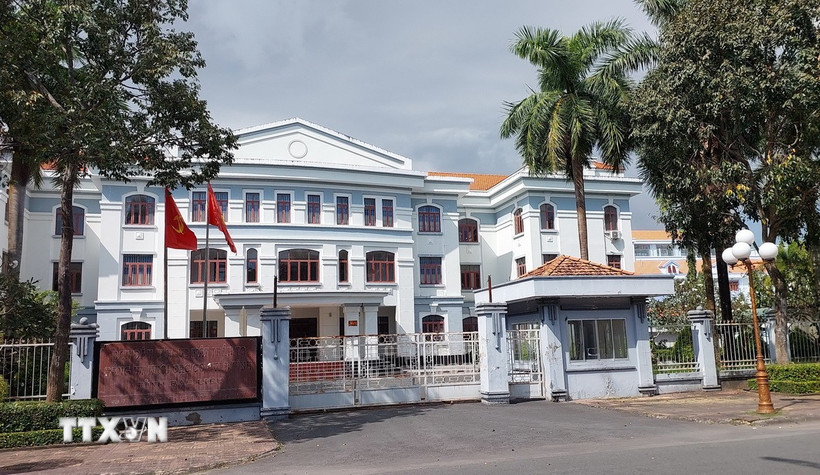 Vẫn còn hơn 9.000 cơ sở nhà, đất dôi dư cần tiếp tục xử lý Trụ sở các cơ quan Mặt trận tổ quốc và đoàn thể tỉnh Bạc Liêu cũ được đề xuất giao cho Trung tâm Phát triển Quỹ đất để khai thác bán đấu giá hoặc mời gọi đầu tư. (Ảnh: Tuấn Kiệt/TTXVN)