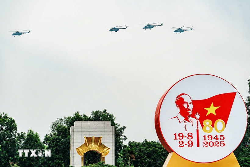 Biên đội máy bay trực thăng bay trên khu vực Quảng trường Ba Đình. (Ảnh: Phạm Tuấn Anh/TTXVN)