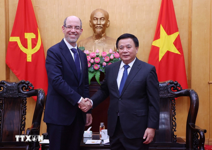 Giáo sư-Tiến sỹ Nguyễn Xuân Thắng tiếp Phó Chủ tịch Tập đoàn Google, Phụ trách Quan hệ chính phủ và Chính sách công cho các thị trường mới nổi. (Ảnh: Văn Điệp/TTXVN)