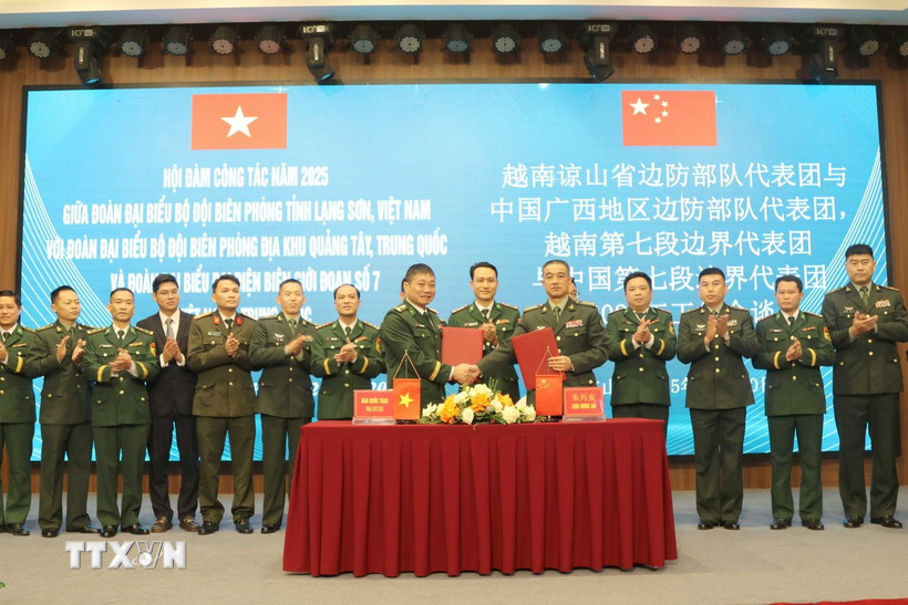 Trưởng đoàn hai bên ký kết biên bản Hội đàm công tác biên phòng. (Ảnh: Quang Duy/TTXVN)