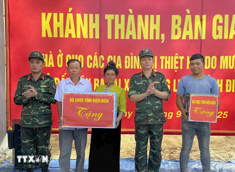 Bộ Chỉ huy Quân sự tỉnh Điện Biên tặng quà các hộ dân vùng lũ. (Ảnh: TTXVN phát)