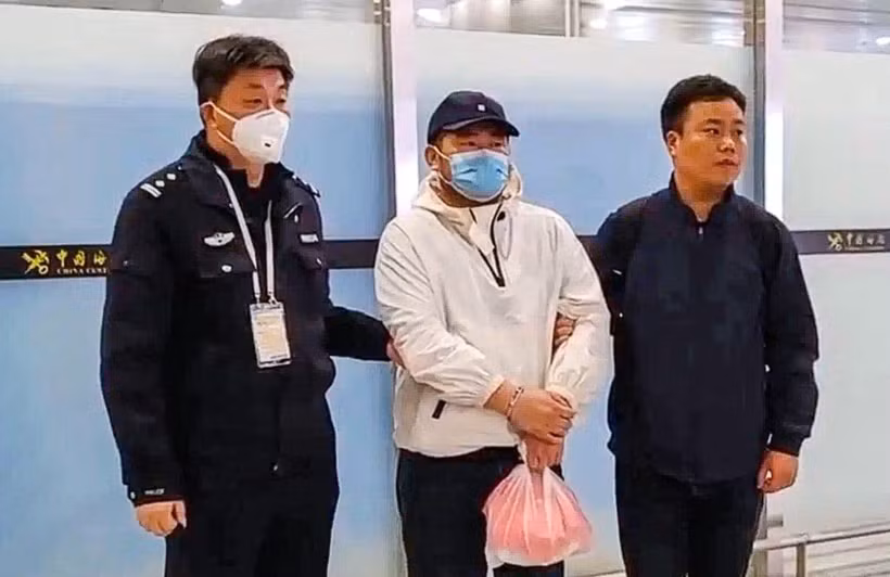 Một nghi phạm (giữa) trong vụ bắt cóc nam diễn viên Trung Quốc ở Thái Lan được áp giải trở về Trung Quốc. (Ảnh do Bộ Công an Trung Quốc cung cấp)