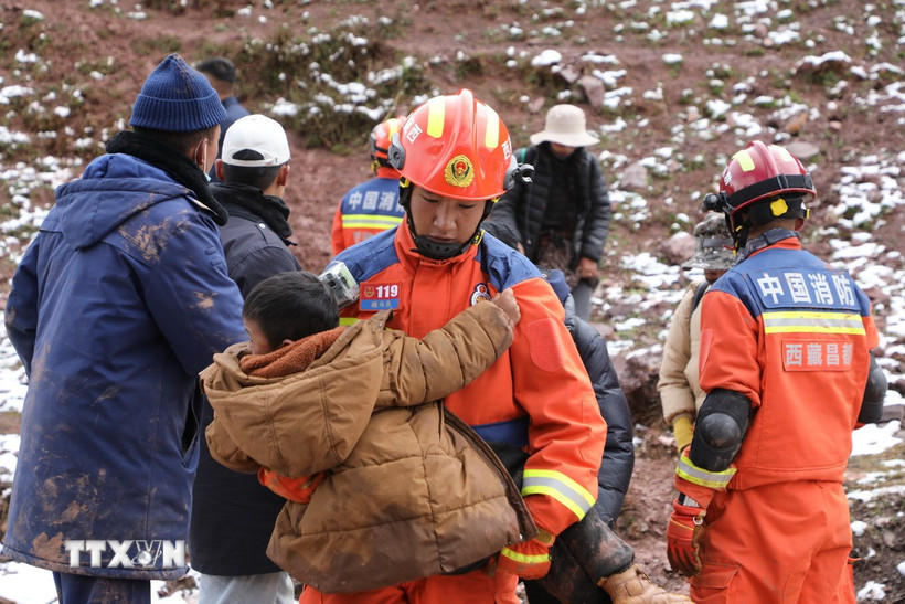 Lực lượng cứu hộ tại hiện trường vụ lở đất ở thị trấn Muta, huyện Dengqen thuộc Khu tự trị Tây Tạng, Trung Quốc. (Ảnh: THX/TTXVN)