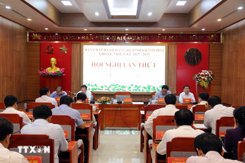Quang cảnh hội nghị lần thứ nhất Ban Chấp hành Đảng bộ tỉnh Khánh Hòa nhiệm kỳ 2025-2030. (Ảnh: Công Thử/TTXVN)