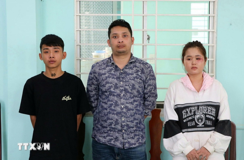 Từ trái qua, đối tượng Danh Minh Thành, Đỗ Bảo Em, Phạm Thị Thùy Dương tại cơ quan Công an. (Ảnh: TTXVN phát)