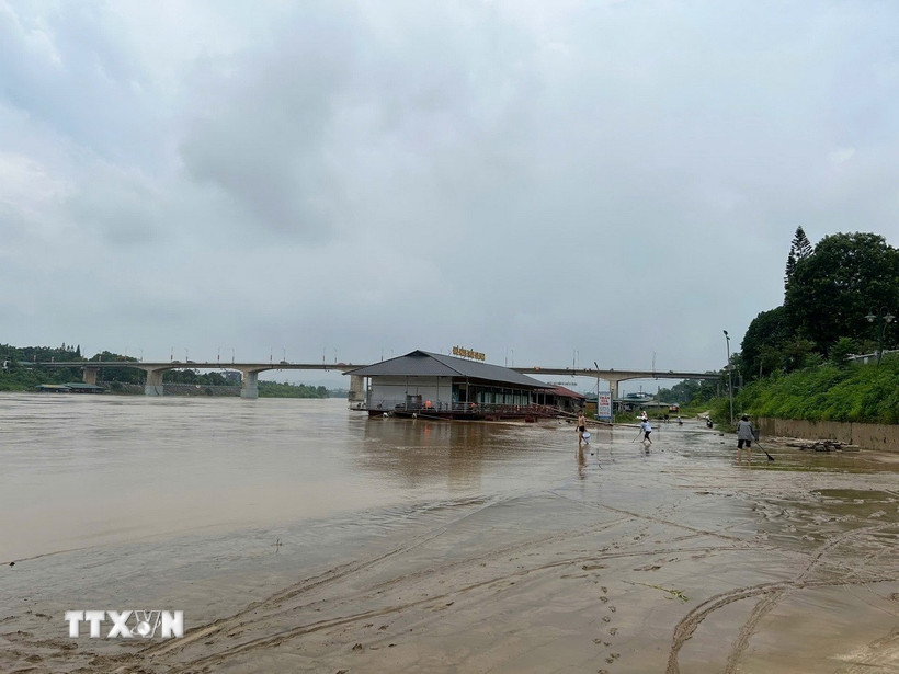 Mực nước sông Lô đoạn qua thành phố Tuyên Quang lên cao. (Ảnh: Hoàng Hải/TTXVN)