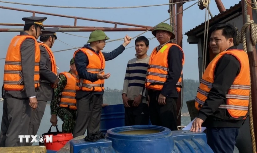 Tuyên truyền về quy định của pháp luật về chống khai thác IUU cho chủ phương tiện. (Ảnh: Hoa Mai/TTXVN)