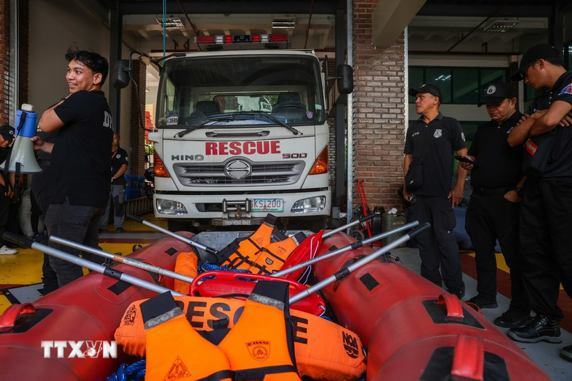 Fung-wong mạnh lên thành siêu bão, Philippines sơ tán 100.000 người Lực lượng cứu hộ chuẩn bị sẵn sàng ứng phó với bão Fung-Wong tại Quezon, Philippines. (Ảnh: AA/TTXVN)
