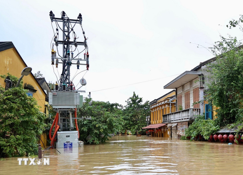 Hệ thống lưới điện bị ngập lũ tại Hội An. (Ảnh: TTXVN phát)