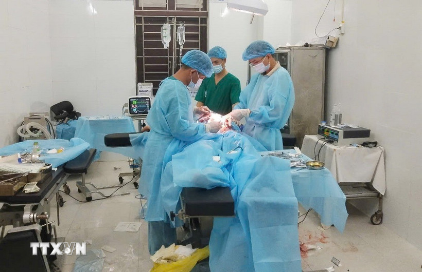 Quân y đảo Sinh Tồn tiến hành phẫu thuật cho bệnh nhân Huỳnh Văn Đủ. (Ảnh: TTXVN phát)