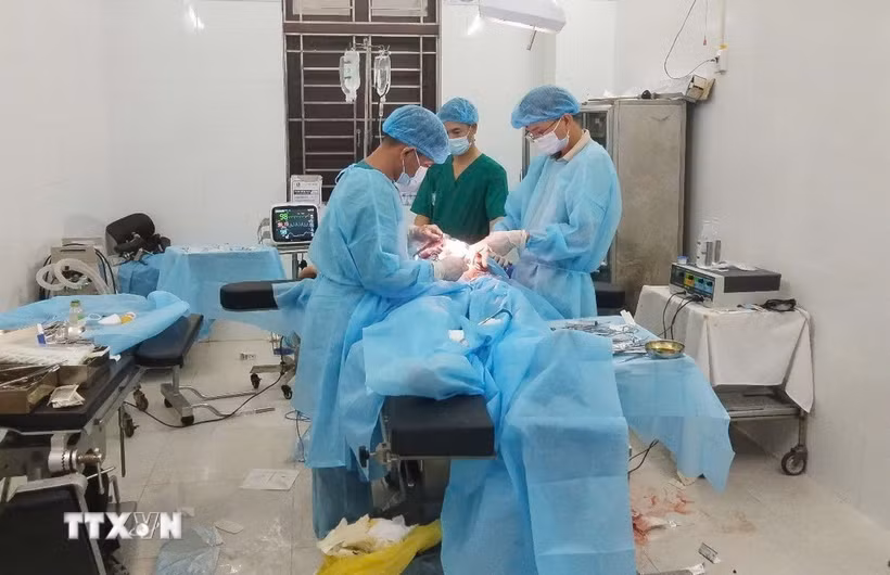 Quân y đảo Sinh Tồn tiến hành phẫu thuật cho bệnh nhân Huỳnh Văn Đủ. (Ảnh: TTXVN phát)