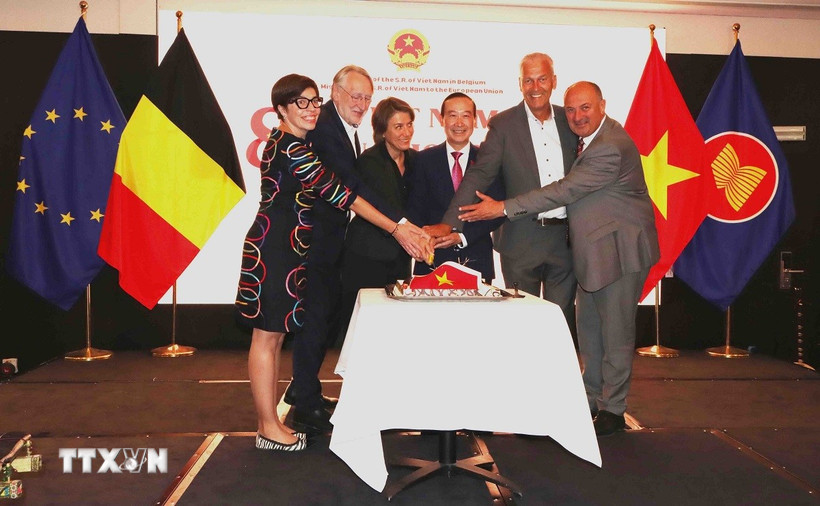 Đại sứ Nguyễn Văn Thảo cùng các quan chức Bỉ, EU cắt bánh mừng 80 năm Quốc khánh Việt Nam. (Ảnh: Hương Giang/TTXVN)