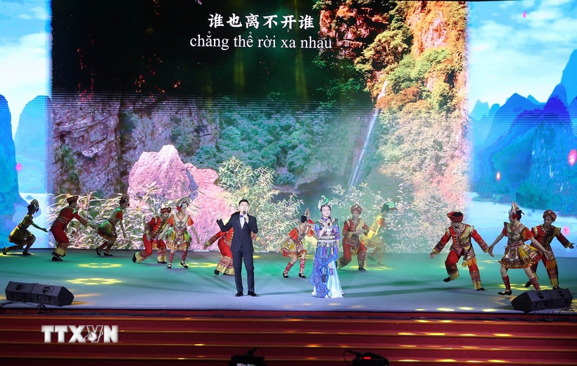 Biểu diễn nghệ thuật tại chương trình. (Ảnh: Trần Lê Lâm/TTXVN)