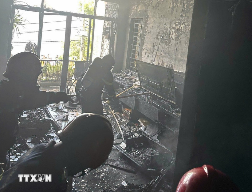 Lực lượng chức năng cơ bản khống chế vụ cháy nhà dân tại phường Ngũ Hành Sơn, thành phố Đà Nẵng. (Ảnh: TTXVN phát)