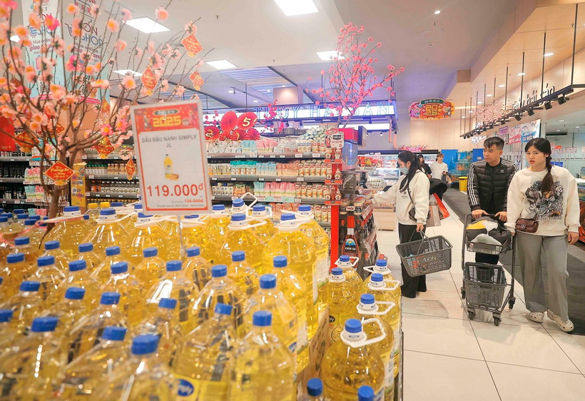 Đa dạng mặt hàng mẫu mã phục vụ khách mua sắm tại siêu thị AEON Long Biên. (Ảnh: Trần Việt/TTXVN)