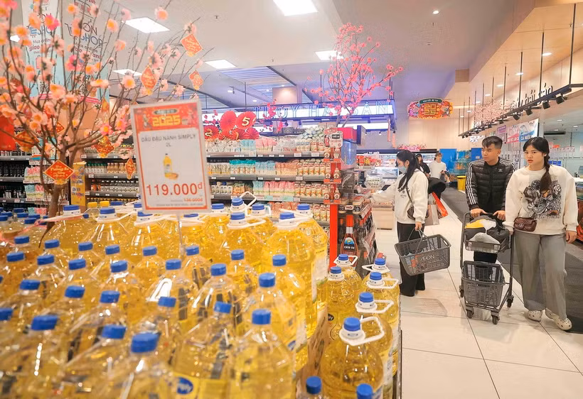 Đa dạng mặt hàng mẫu mã phục vụ khách mua sắm tại siêu thị AEON Long Biên. (Ảnh: Trần Việt/TTXVN)