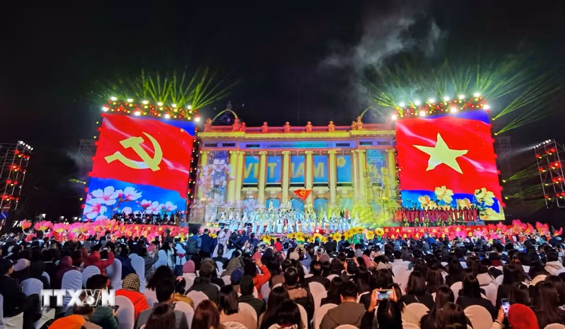 Chương trình có nội dung ấn tượng khi kết hợp ca, múa, nhạc, lời bình nghệ thuật, phóng sự tài liệu; sử dụng công nghệ 3D Mapping, đồ họa màn hình... (Ảnh: Thanh Tùng/TTXVN)