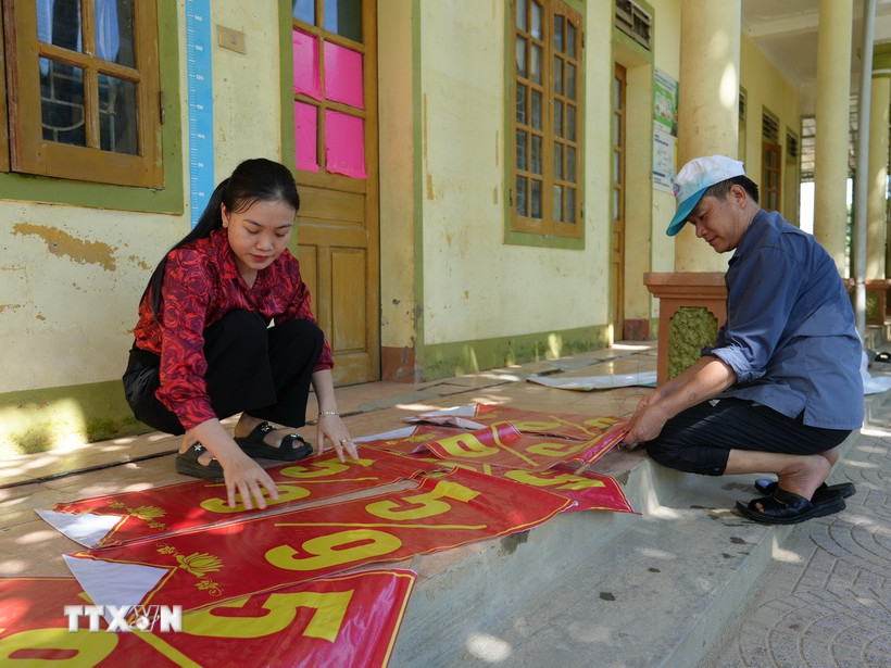 Các thầy cô nỗ lực chuẩn bị cơ sở vật chất cho lễ khai giảng, tạo động lực cho cô trò bước vào năm học mới. (Ảnh: Bích Huệ/TTXVN)
