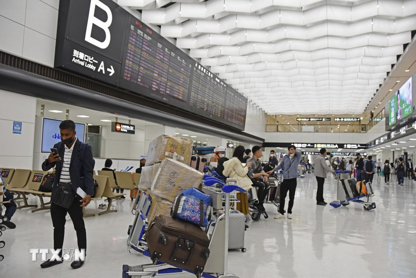 Hành khách tại sân bay Narita, Nhật Bản. (Ảnh: Kyodo/TTXVN)